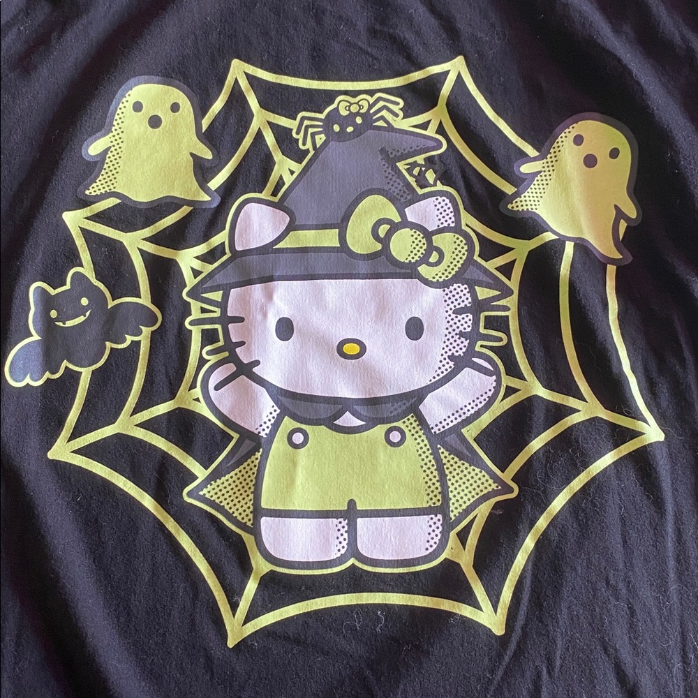 Hello Kitty graphic tee features a "glow-in-the-dark" design - Size Large (606)